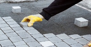Монтаж тротуарной плитки на даче в Каменске-Шахтинском в октябре
